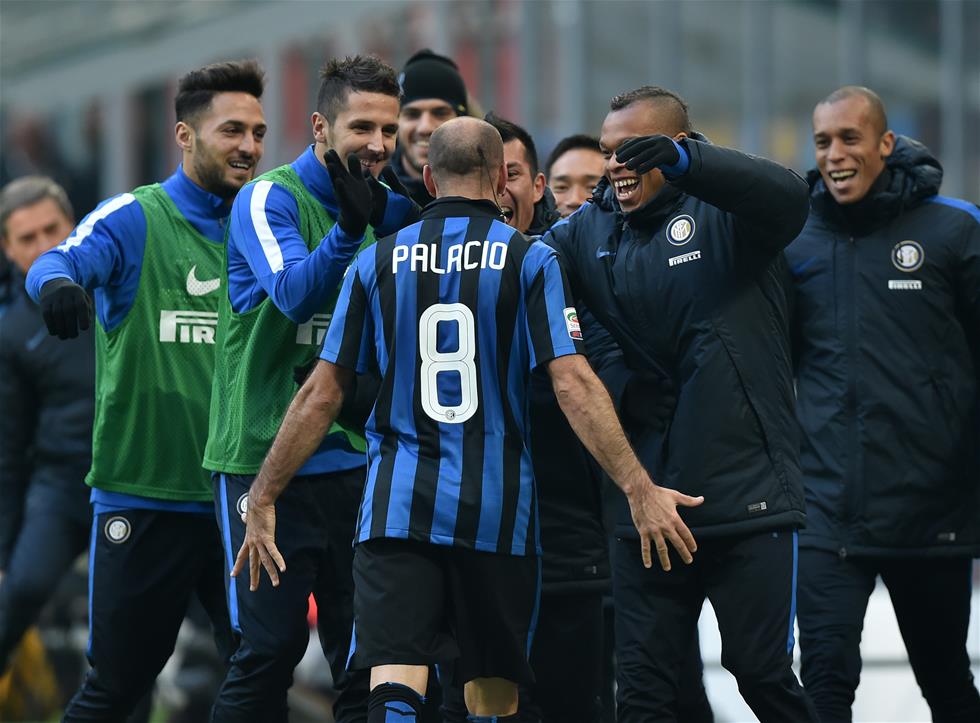 巴萨球迷再次在诺坎普比赛第10分钟集体高喊梅西的名字！（诺坎普第10分钟，巴萨球迷再度齐声呼喊梅西）