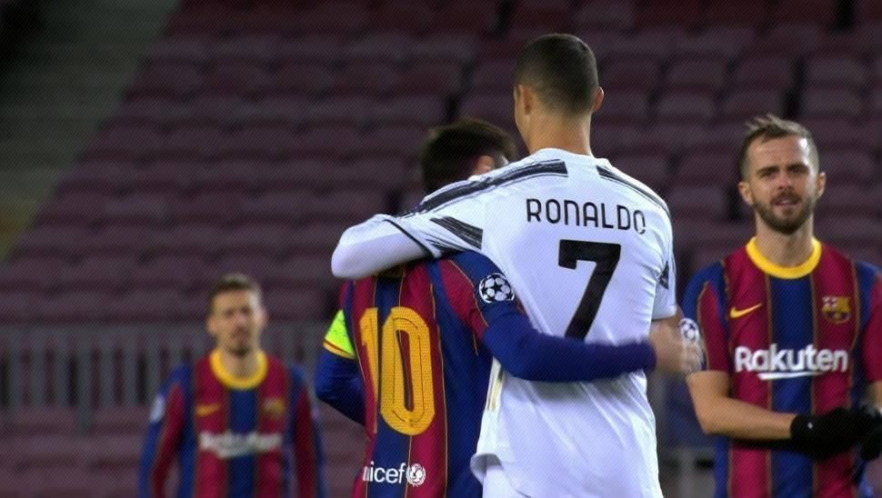 “罗马队友基情互动”，德罗西赛后新闻发布会被哲科亲吻（罗马队友暖心互动：德罗西在赛后发布会上被哲科亲吻）