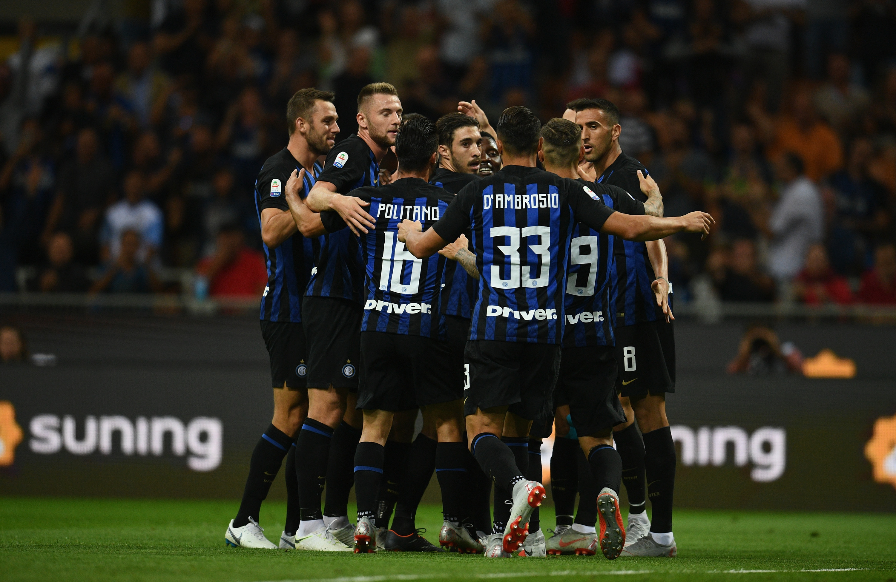 心系老东家，维尼修斯晒穿达尼洛弗拉门戈13号球衣打游戏（情牵旧主，维尼修斯晒身穿达尼洛弗拉门戈13号球衣打游戏）