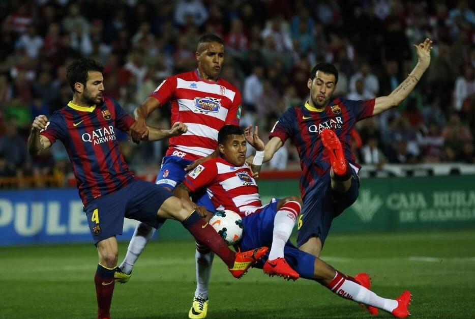 这大坏蛋！海港队庆祝夺冠时，蒋光太扒掉了古斯塔沃的裤子（庆冠夜笑翻场：海港队庆祝时，蒋光太恶作剧拉下古斯塔沃的球裤）