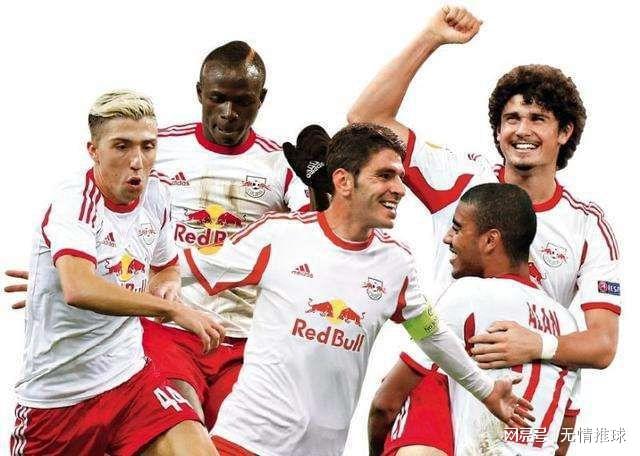 泪目！足协杯冠军奖杯被带回工体，放在已故球迷杨雪的座位旁（致敬已故球迷杨雪：足协杯冠军奖杯回到工体，放在她的座位旁）