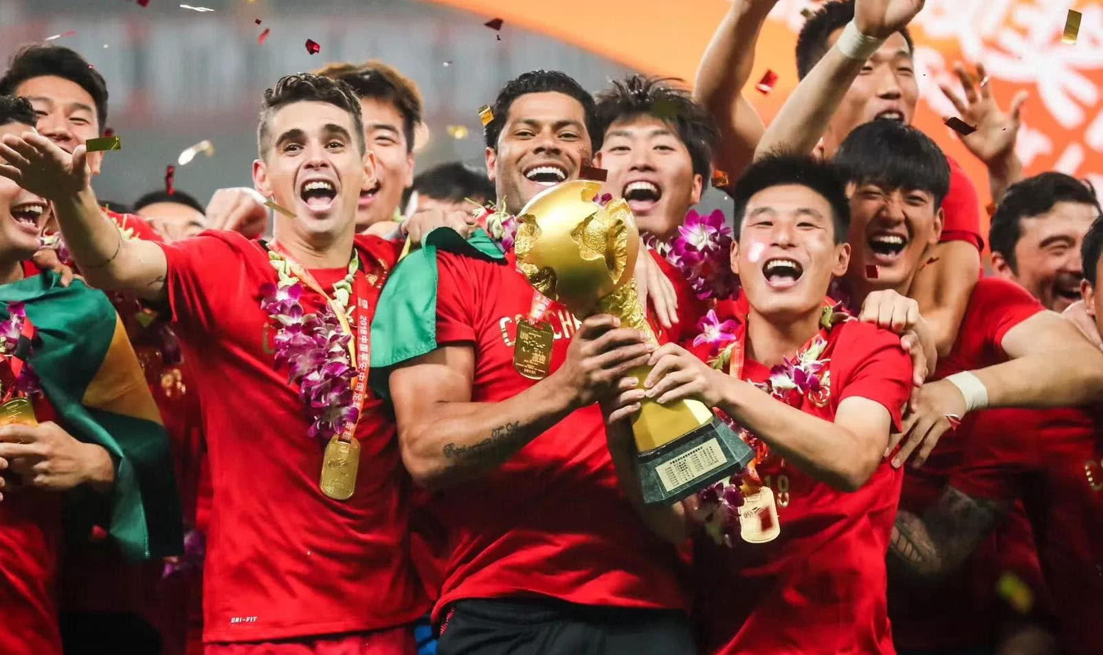 默特萨克、于大宝观战梅州U15vs浙江U15，并与小球员互动（默特萨克、于大宝到场观看梅州U15对阵浙江U15，并与小球员亲切互动）