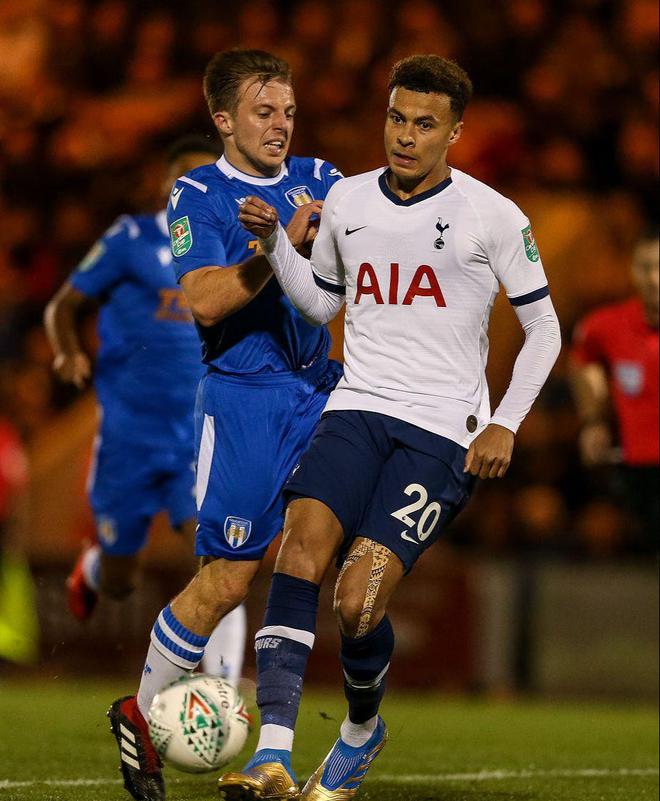 每体：巴萨让马丁替换德容出席发布会，以肯定前者的出色表现（每体：巴萨安排马丁顶替德容出席发布会，以示对其出色发挥的肯定）