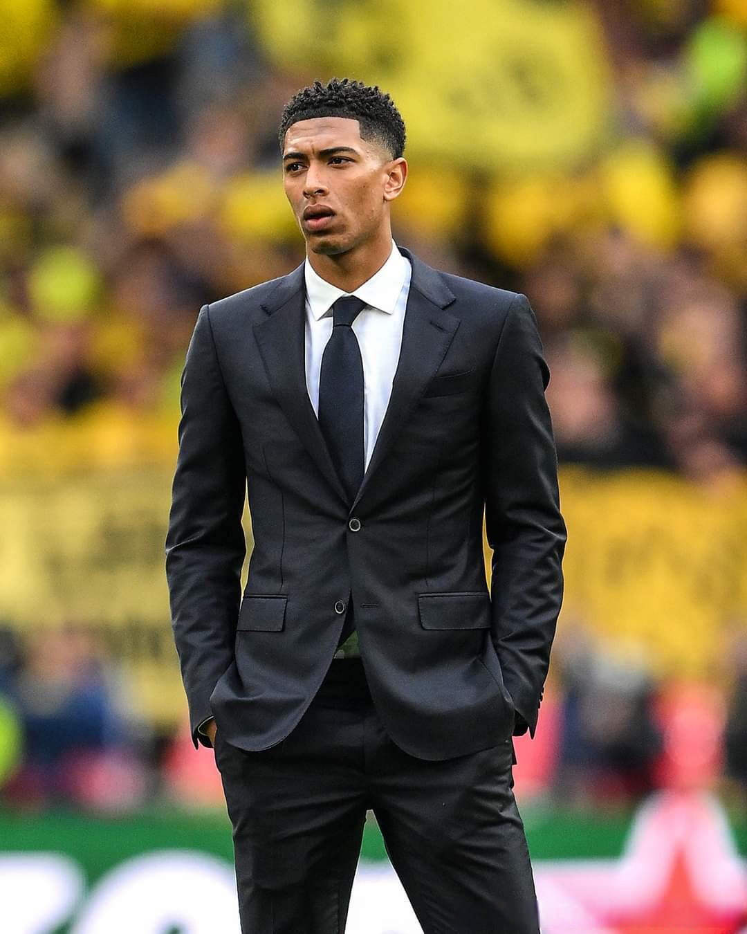 镜头扫到他，答案已经很明显（镜头一转，他就是答案）