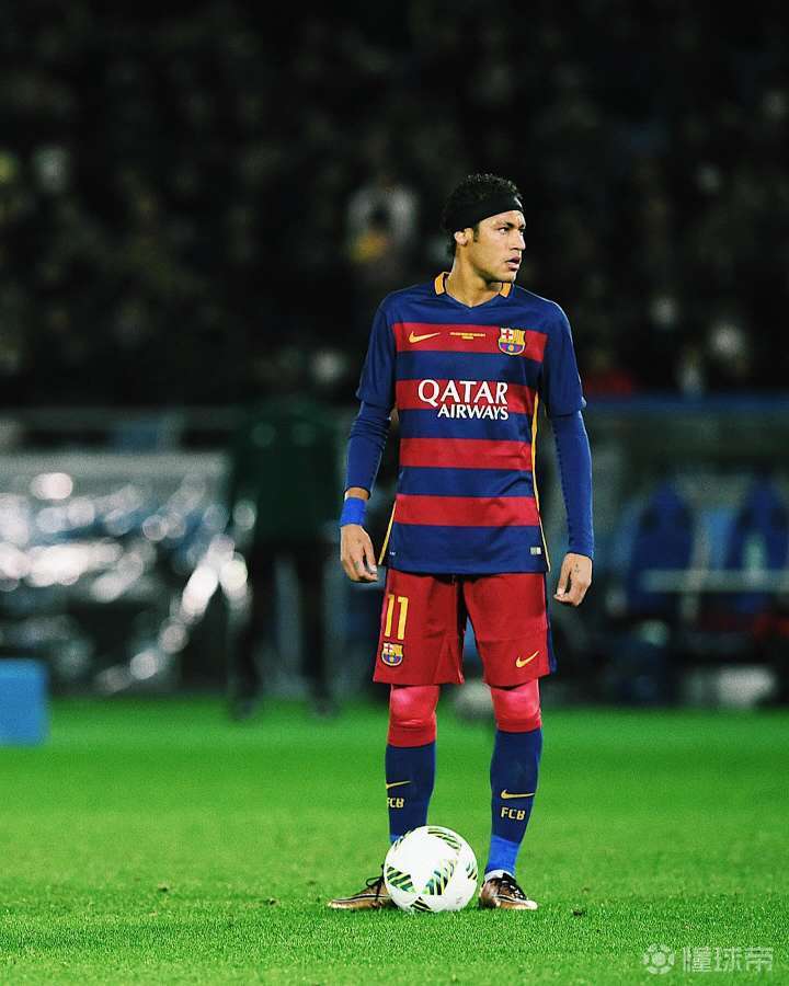 杜普兰蒂斯、特博戈两名巴黎奥运会金牌得主为摩纳哥vs巴黎开球（两位巴黎奥运金牌得主杜普兰蒂斯与特博戈为摩纳哥对阵巴黎比赛开球）