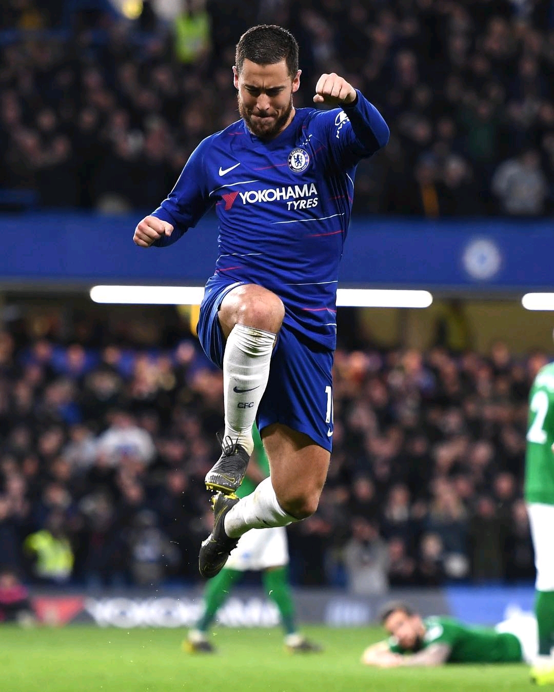 杜兰特关键中投命中，全场欢呼（杜兰特关键时刻中投命中，引爆全场）