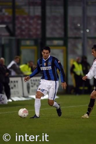 门将助攻前锋！离谱名场面（门将送出助攻，前锋破门上演离谱一幕）